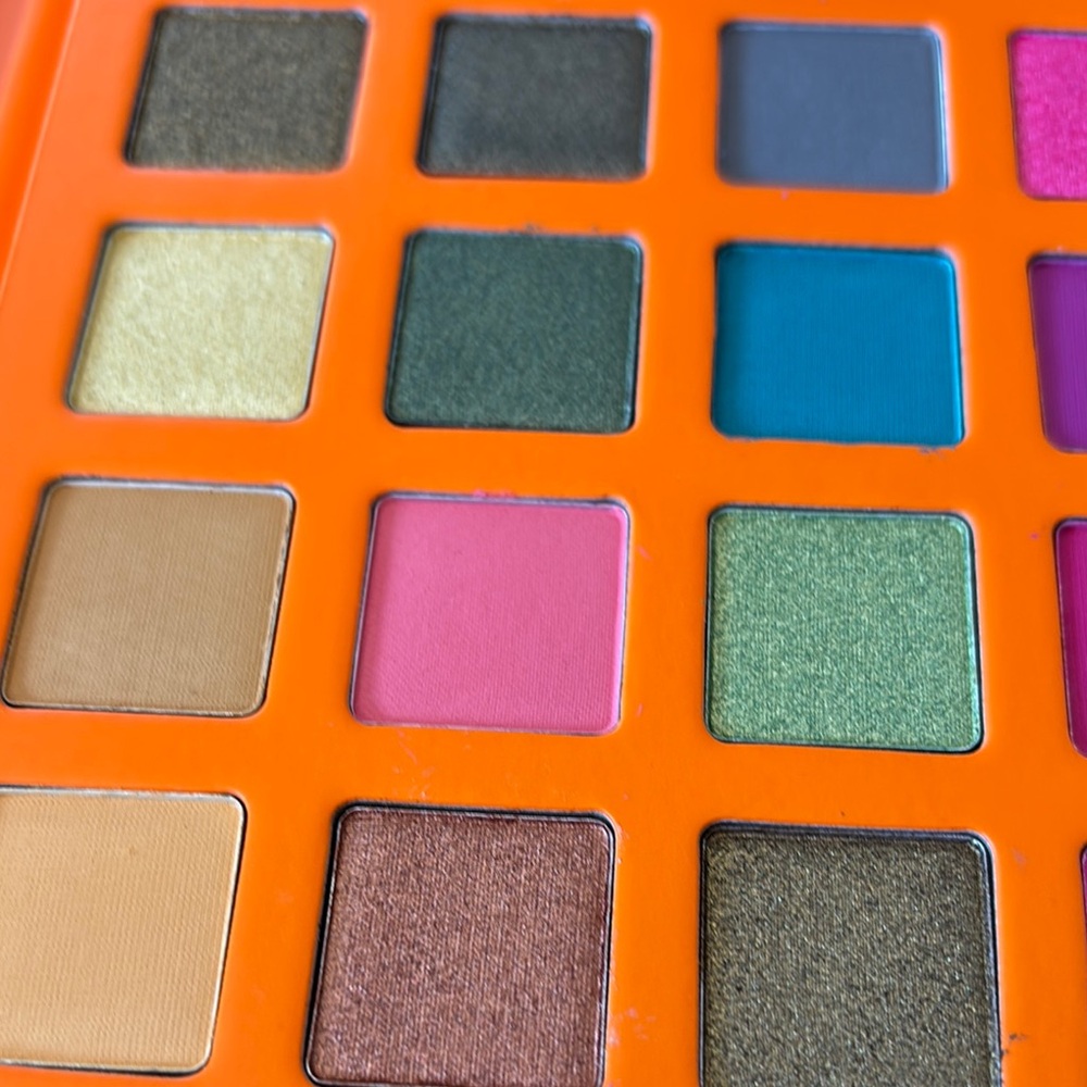 Sassy Jones Maasai Palette with Bold Colors, Makeup Remover Wipes, Lip Liner - Picture 3 of 10